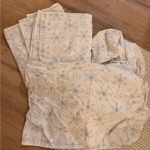 Snowflake Patterned Cream Bedding Set